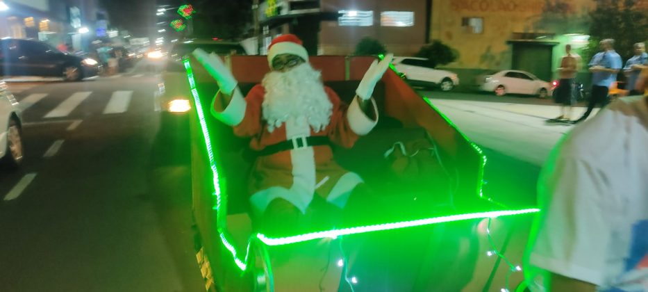 Chegada do Papai Noel acontece com desfile natalino em Jacarezinho