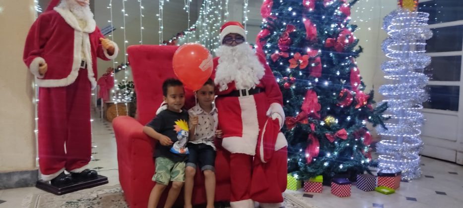 Chegada do Papai Noel acontece com desfile natalino em Jacarezinho