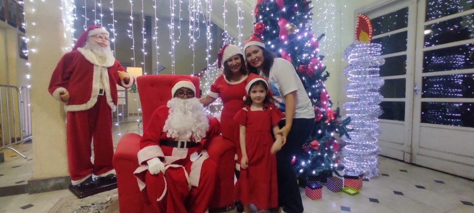 Chegada do Papai Noel acontece com desfile natalino em Jacarezinho