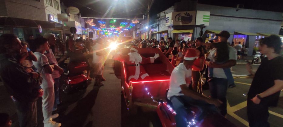 Chegada do Papai Noel acontece com desfile natalino em Jacarezinho