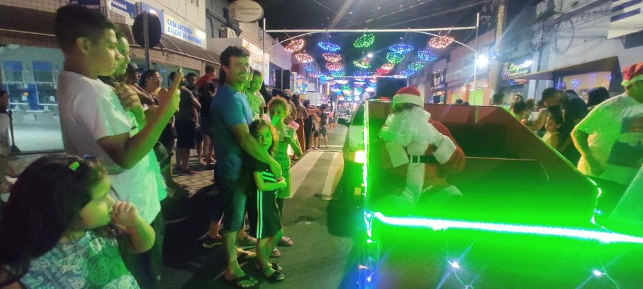 Chegada do Papai Noel acontece com desfile natalino em Jacarezinho