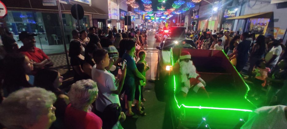 Chegada do Papai Noel acontece com desfile natalino em Jacarezinho