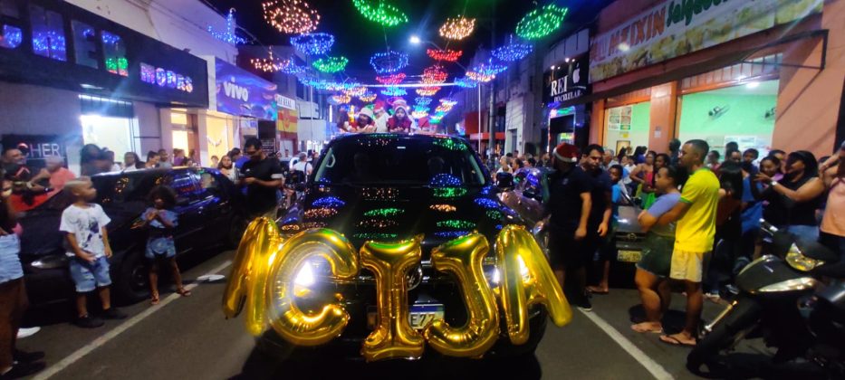 Chegada do Papai Noel acontece com desfile natalino em Jacarezinho