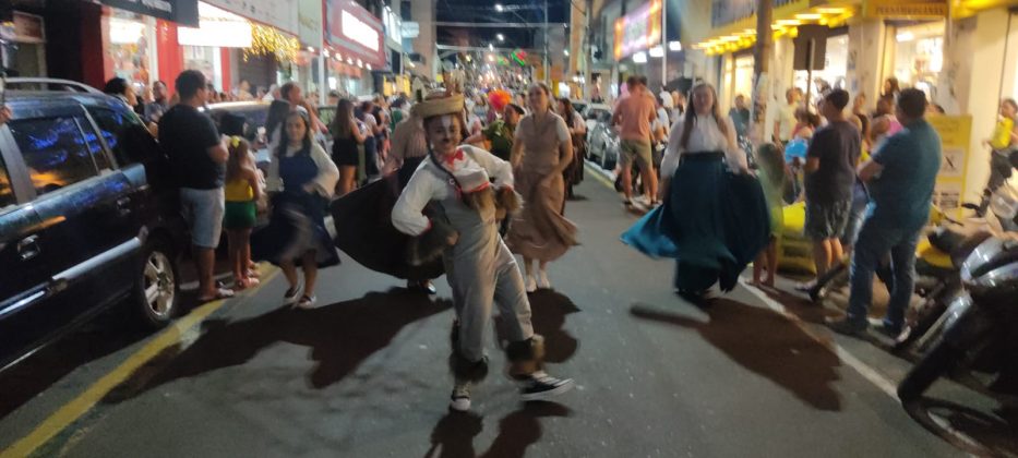 Chegada do Papai Noel acontece com desfile natalino em Jacarezinho