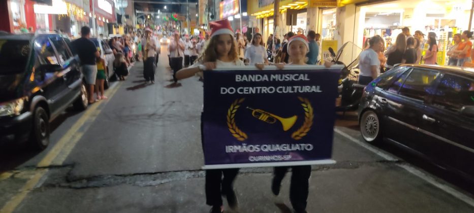 Chegada do Papai Noel acontece com desfile natalino em Jacarezinho