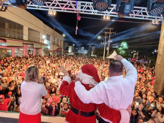 Chegada do Papai Noel encanta população assaiense