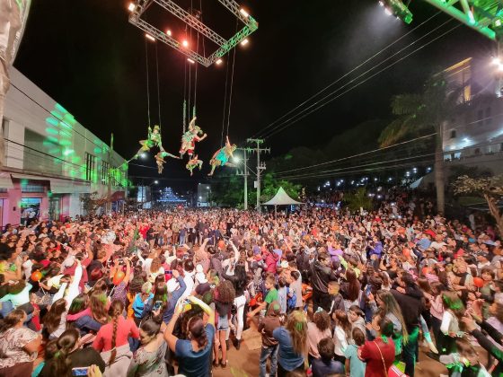 Chegada do Papai Noel encanta população assaiense