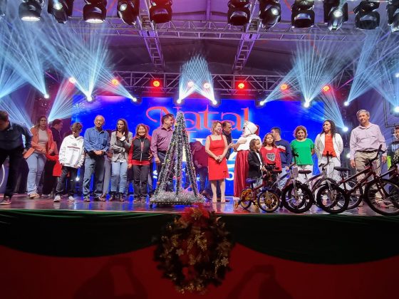 Chegada do Papai Noel encanta população assaiense