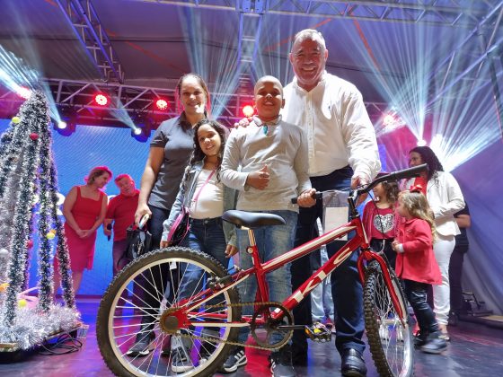Chegada do Papai Noel encanta população assaiense