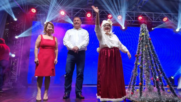 Chegada do Papai Noel encanta população assaiense