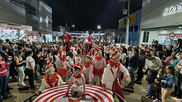 Chegada do Papai Noel encanta população assaiense