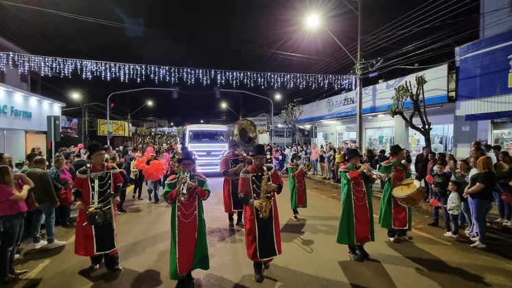 Chegada do Papai Noel encanta população assaiense
