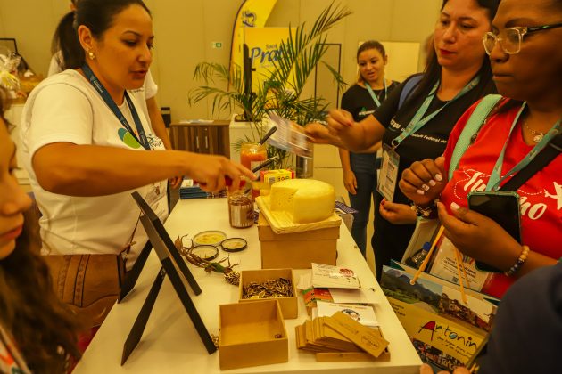 Paraná mostra potencial turístico na feira internacional em Foz do Iguaçu