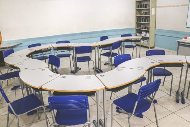 Estado inicia entrega de 112 mil carteiras aos colégios estaduais, algumas com formato inédito