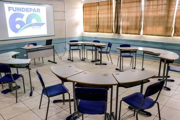 Estado inicia entrega de 112 mil carteiras aos colégios estaduais, algumas com formato inédito