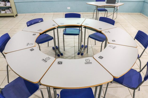 Estado inicia entrega de 112 mil carteiras aos colégios estaduais, algumas com formato inédito