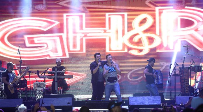 Dupla George Henrique & Rodrigo e Trio Parada Dura agitaram noite de sábado no Litoral