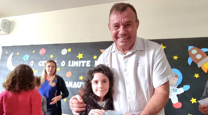 Prefeito Tuti distribui kit de saúde bucal para os alunos da escola Rotary