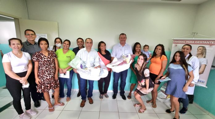 Prefeito Tuti distribui kit maternidade para gestantes da UBS COPASA