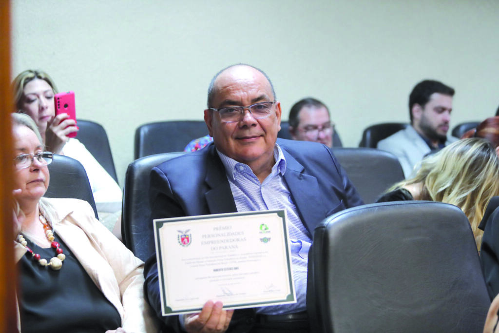 Sessão Solene na Assembleia Legislativa condecora personalidades empreendedoras do Paraná Roberto Esteves Dias