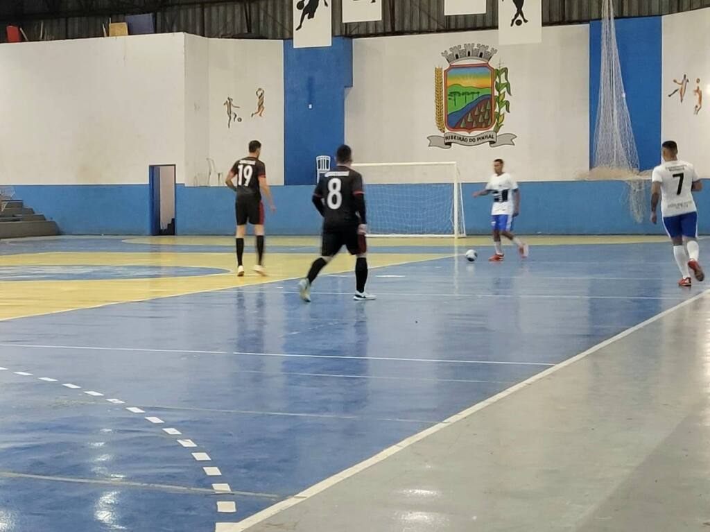 Primeira noite do Jogos Abertos com várias partidas em Ribeirão do Pinhal
