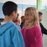 Baile da Cinderela encanta crianças em releitura de clássico infantil