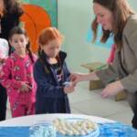 Baile da Cinderela encanta crianças em releitura de clássico infantil