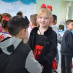 Baile da Cinderela encanta crianças em releitura de clássico infantil