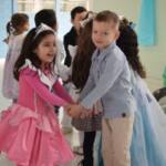 Baile da Cinderela encanta crianças em releitura de clássico infantil