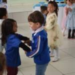 Baile da Cinderela encanta crianças em releitura de clássico infantil