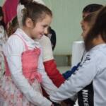 Baile da Cinderela encanta crianças em releitura de clássico infantil