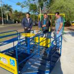 Prefeitura de Santo Antônio da Platina instala dois parques adaptados para crianças com deficiência