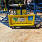 Prefeitura de Santo Antônio da Platina instala dois parques adaptados para crianças com deficiência