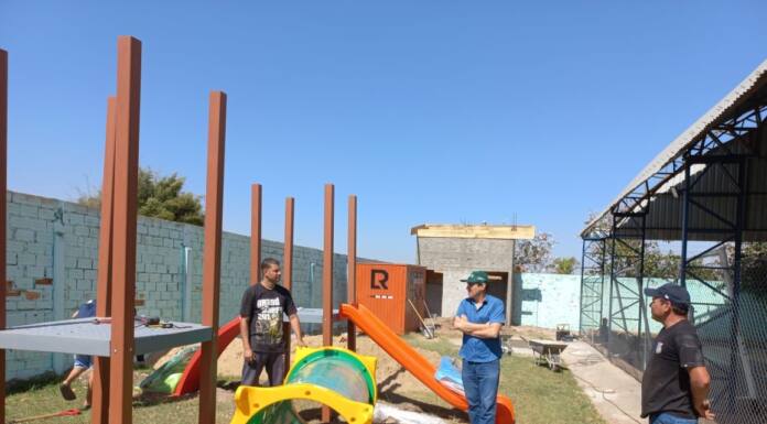 Prefeito Zezão acompanha a instalação de novo playground no povoado da Platina