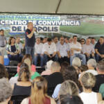 Governador entrega rede de esgoto, centro de convivência e moradias em Leópolis