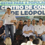 Governador entrega rede de esgoto, centro de convivência e moradias em Leópolis
