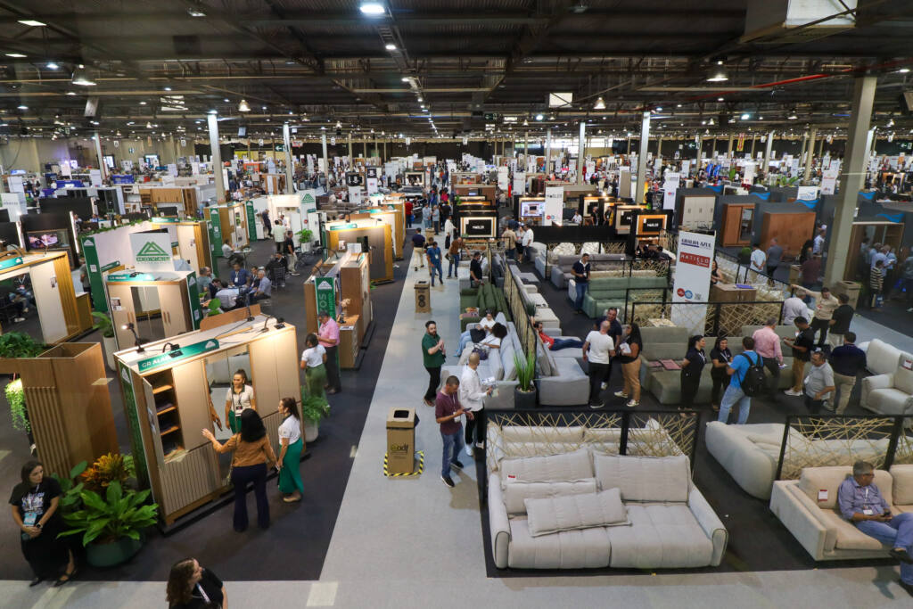 Governador destaca importância do setor moveleiro na economia do Paraná em visita à Movelpar