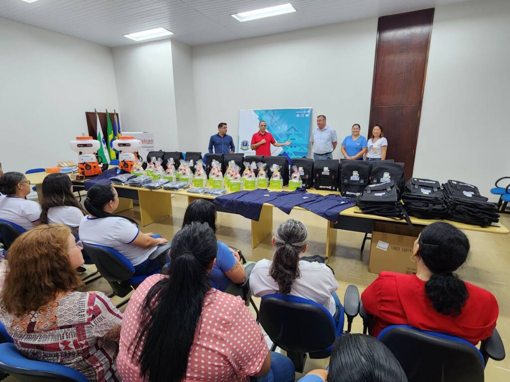 Prefeito Tuti entrega equipamentos e certificados de capacitação para agentes de saúde