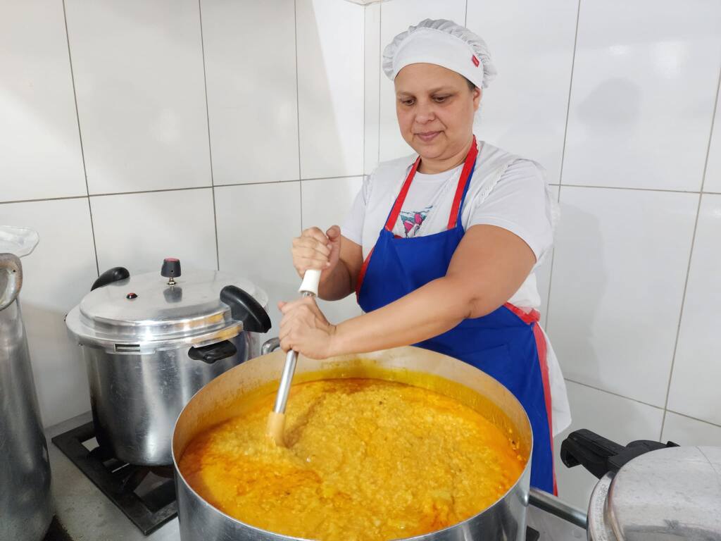 Escolas municipais e CMEIS de Assaí oferecem canja no cardápio