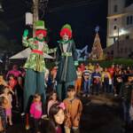 Papai Noel chega voando com seu trenó pelo céu de Assaí Papai Noel chega voando com seu trenó pelo céu de Assaí