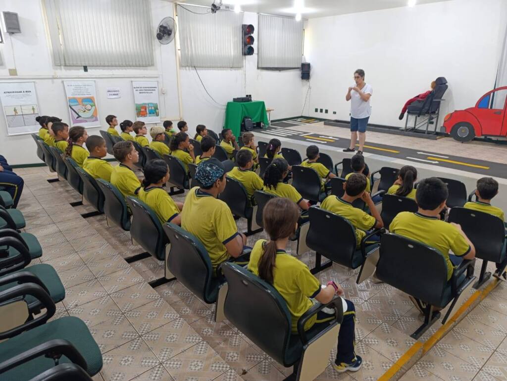 Alunos da rede municipal recebem orientações sobre educação no trânsito