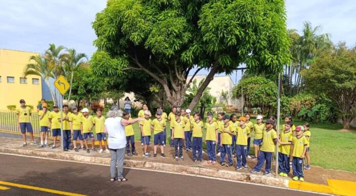 Alunos da rede municipal recebem orientações sobre educação no trânsito