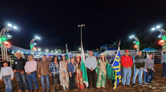 Milhares de pessoas de Assaí e região prestigiaram a primeira noite de festas do Rodeio Assaí 93 anos.