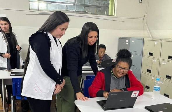 Estudantes da EJA recebem aulas de inclusão digital em Assaí
