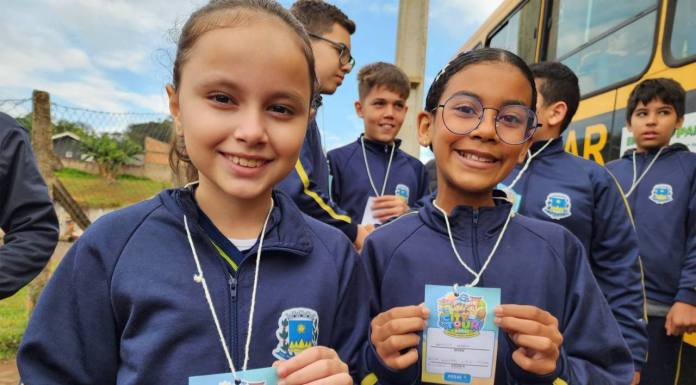 Alunos participam de city tour para conhecer história e espaços de Assaí