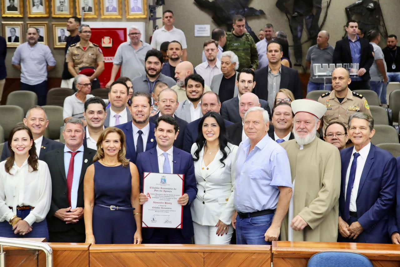 “Alegria e responsabilidade”, diz Curi ao receber Título de Cidadão Honorário de Foz do Iguaçu