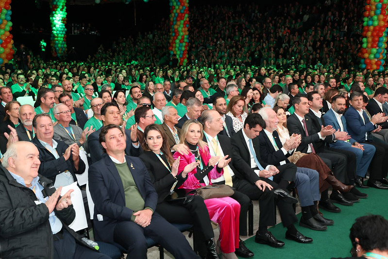 Alunos e docentes de municípios da Amunop foram premiados no Agrinho 2025 da Faep em um grande espetáculo Alunos e docentes de municípios da Amunop foram premiados no Agrinho 2025 da Faep em um grande espetáculo
