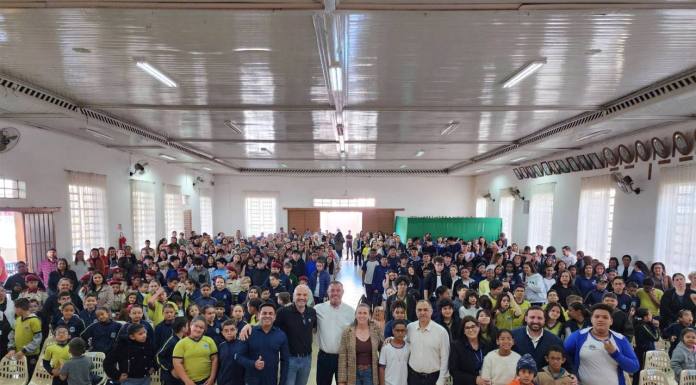 Assaí entrega 290 óculos a estudantes pelo programa Bons Olhos Paraná