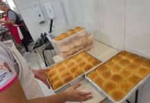 Cozinha Central prepara mais de 1.500 pães caseiros para alimentação dos alunos da rede municipal