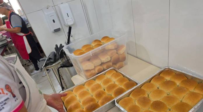Cozinha Central prepara mais de 1.500 pães caseiros para alimentação dos alunos da rede municipal